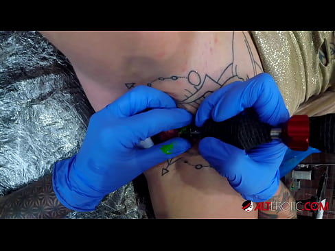 ❤️ Tsis tshua muaj tattooed hottie Sully Savage tau txais tattoo ntawm nws clitoris ❤️❌ Fucking ntawm peb ☑